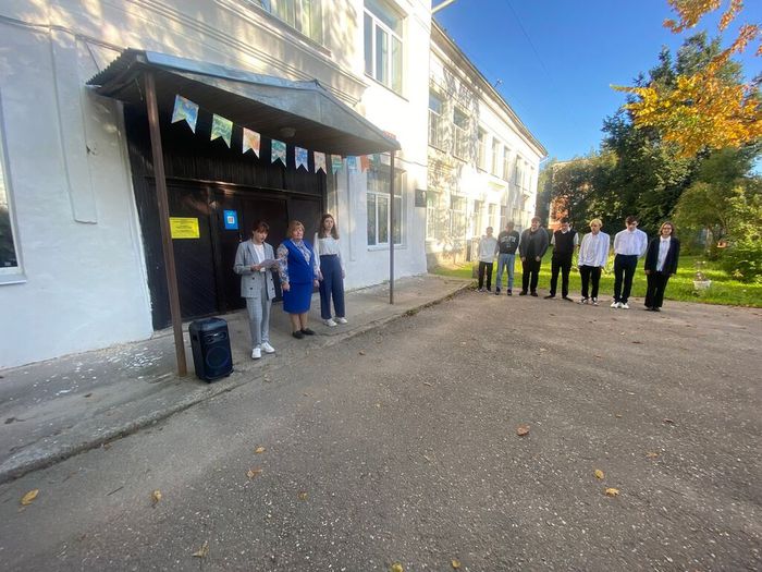 11.09.2023 года новая учебная неделя в МБОУ "СОШ №7" началось с традиционного поднятия флага