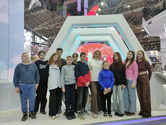 Учащиеся 8а класса МБОУ "СОШ №7" посетили выставку "Россия", которая находится в г. Москва на ВДНХ