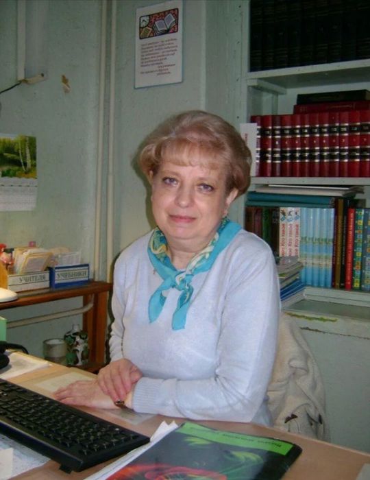 Библиотекарь МБОУ "СОШ №7" -  Семенкова Елена Владимировна