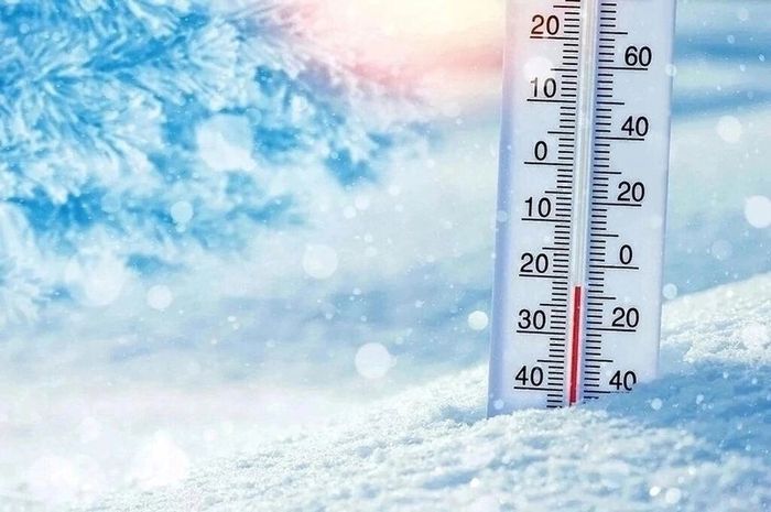 Изображение снега и уличного термометра с показателем низкой температуры