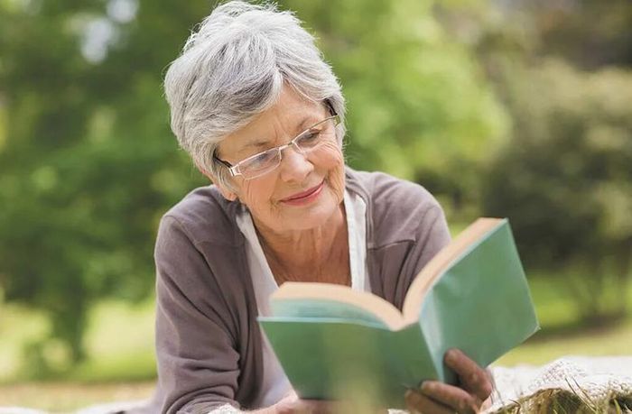 Изображение - Пожилая женщина с книгой