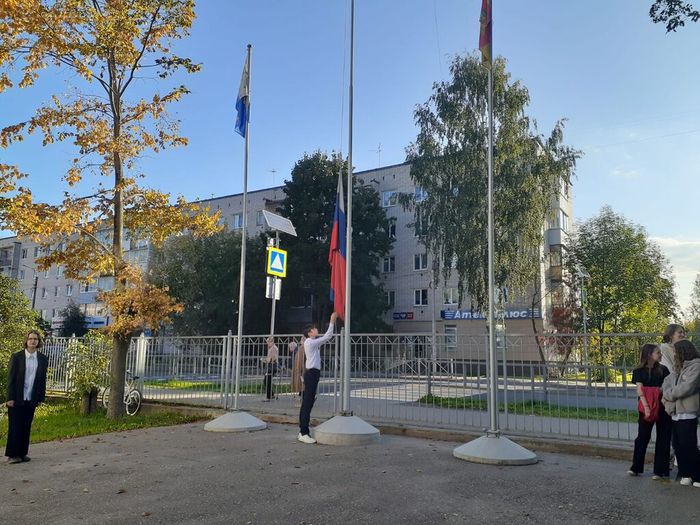 Почетное право поднять флаг Российской Федерации предоставили ученику 10 класса Никите Чаленко