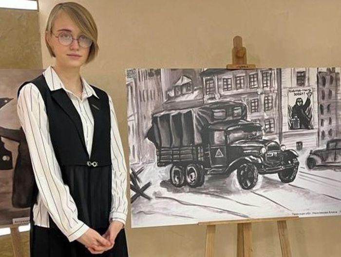 Поздравляем Алину Нюхлякову с победой в конкурсе! Алина со своей работой.