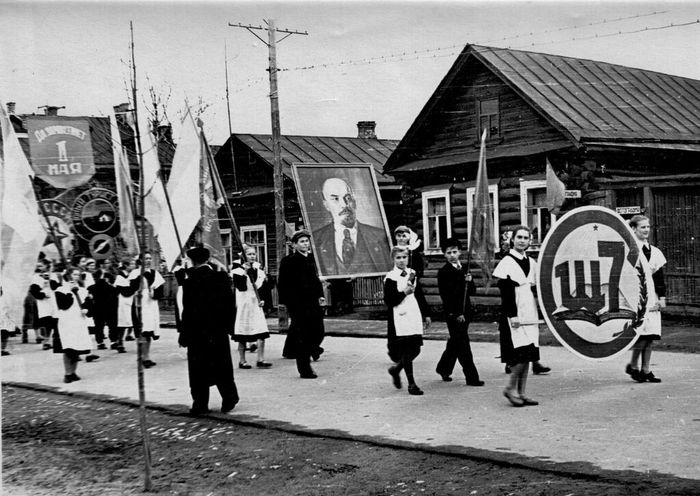 Учащиеся школы №7 на первомайской демонстрации