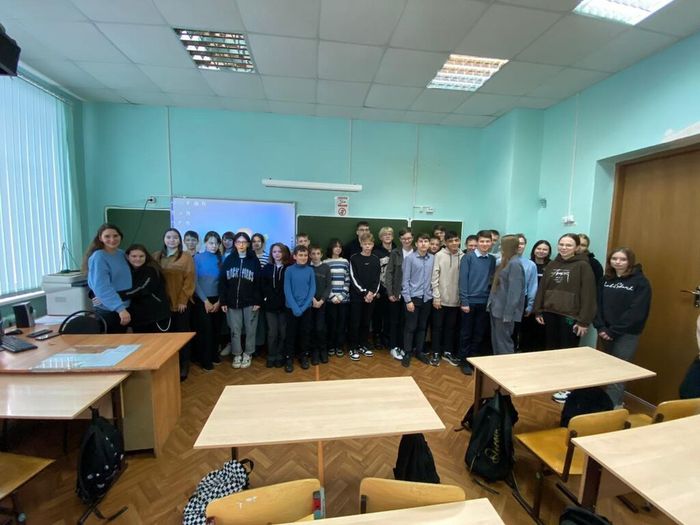 05.12.2023 в День добровольцев в России была организована встреча учащихся школы с председателем Молодёжного совета Вышневолоцкого городского округа